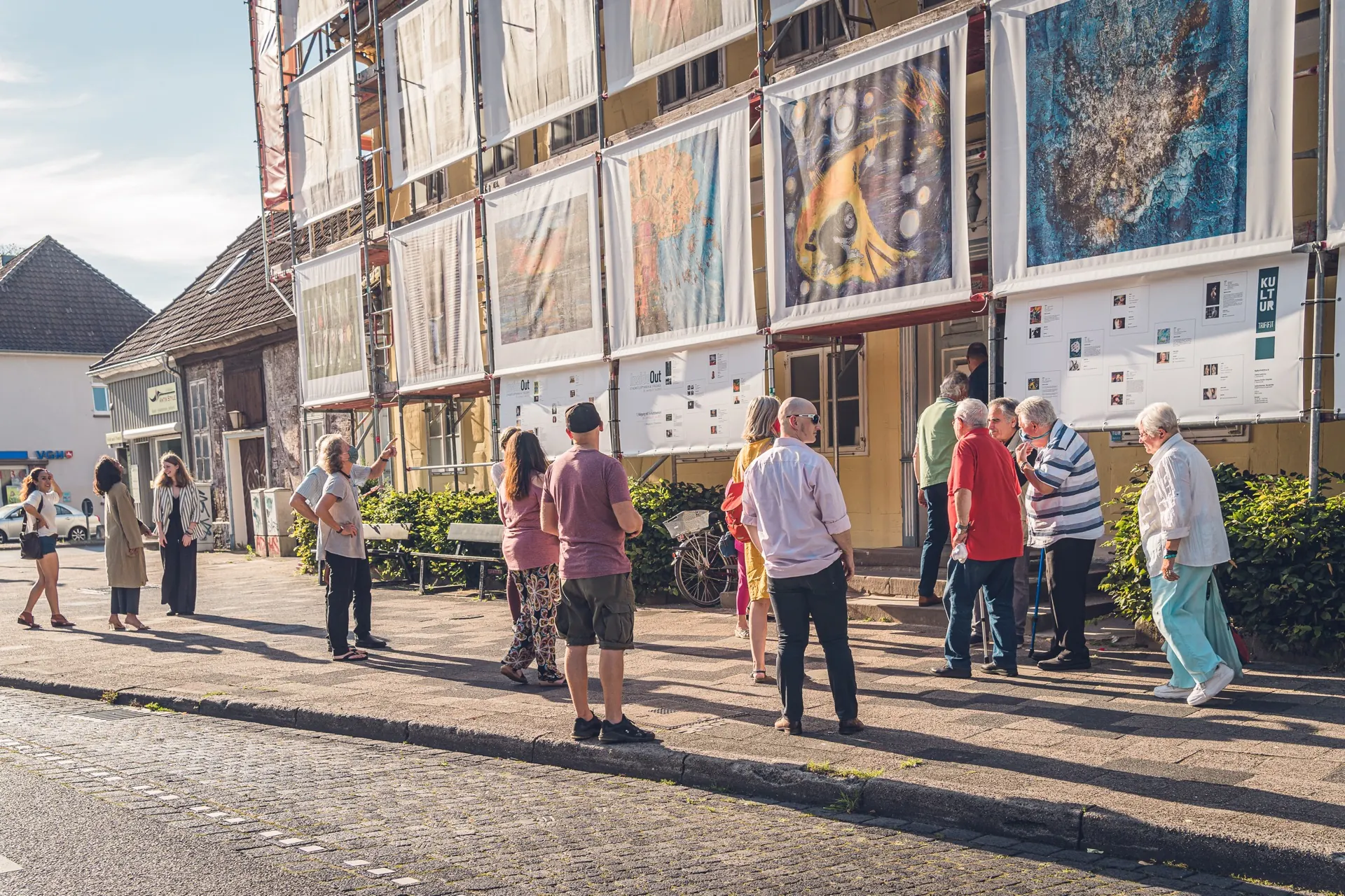 Die Fachwerkfassade der Trift 32 im Abendlicht.