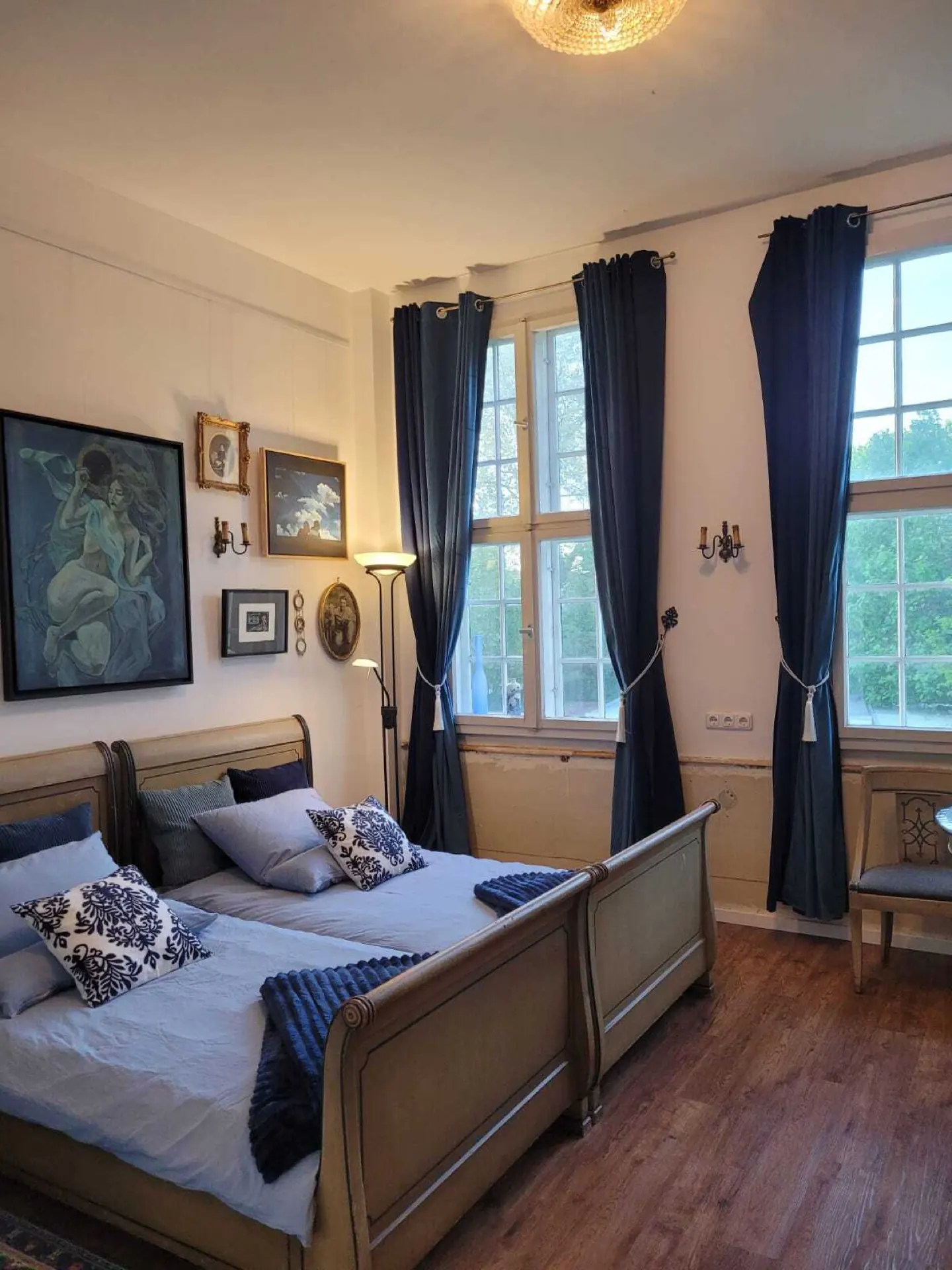 Ein Schlafzimmer mit blauem Bett unter der Dachschräge.