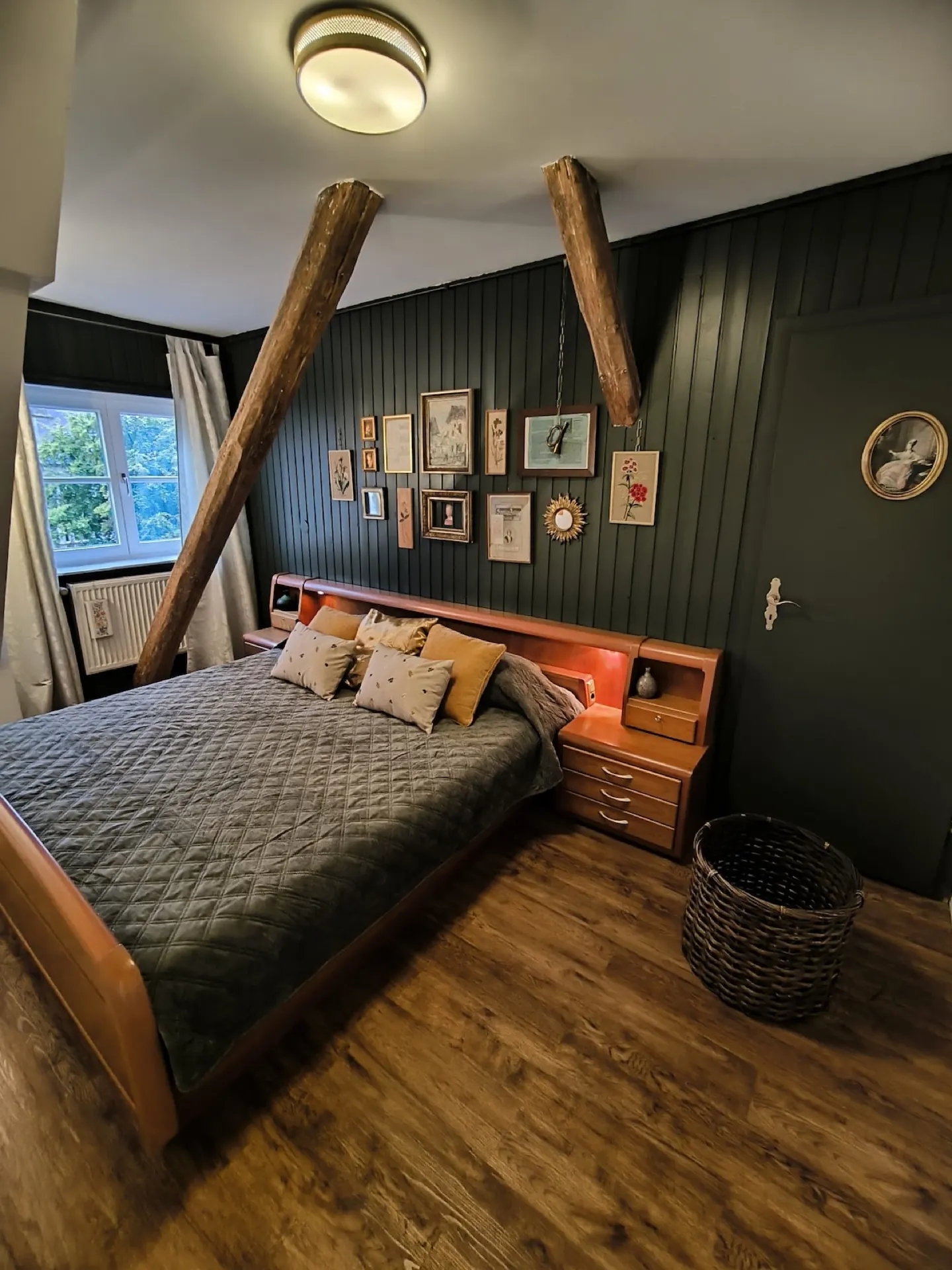 Wohnraum mit Holzdielen und hellen Fenstern.