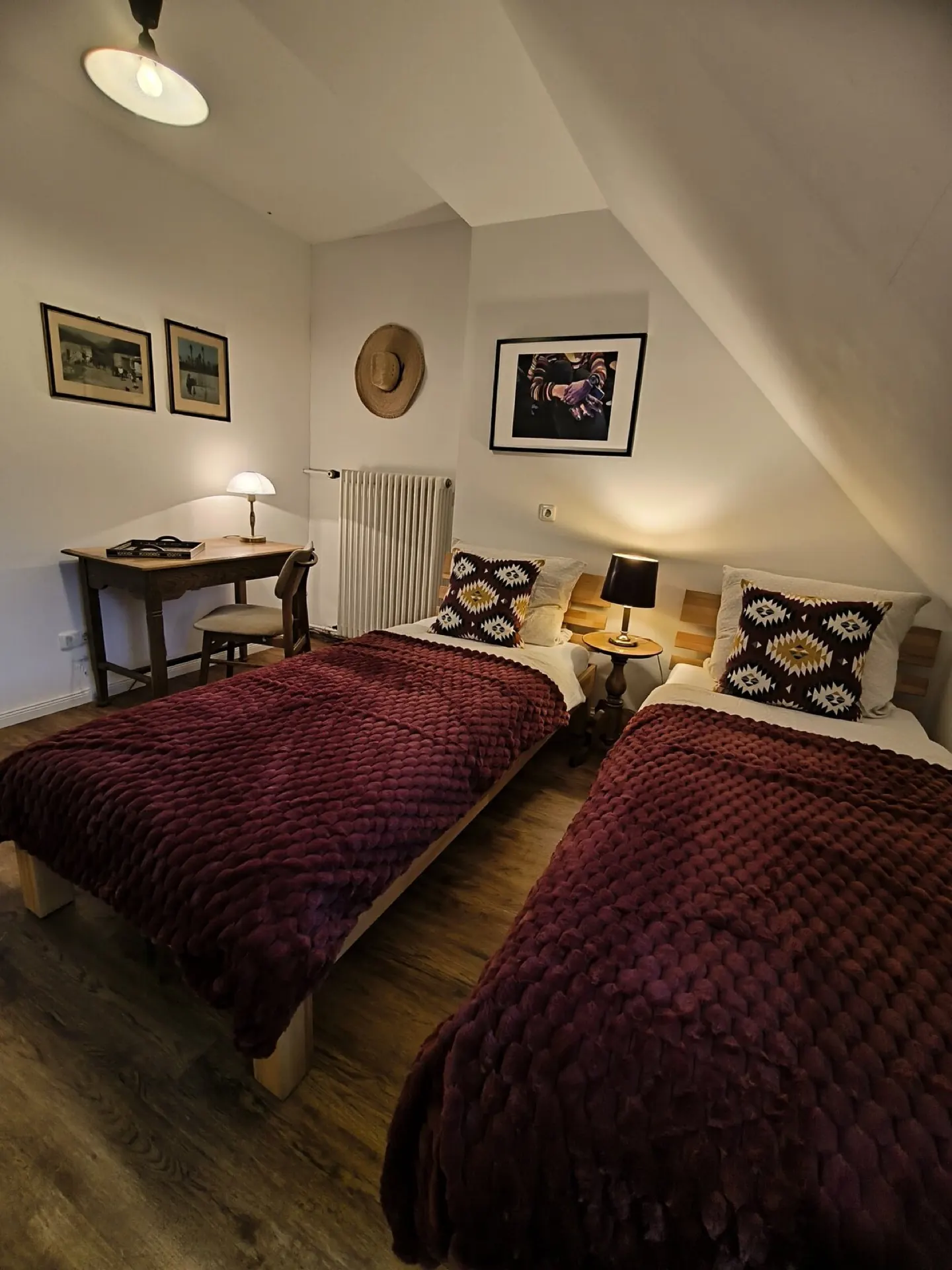 Zimmer mit Sitzecke und Blick in den Garten.
