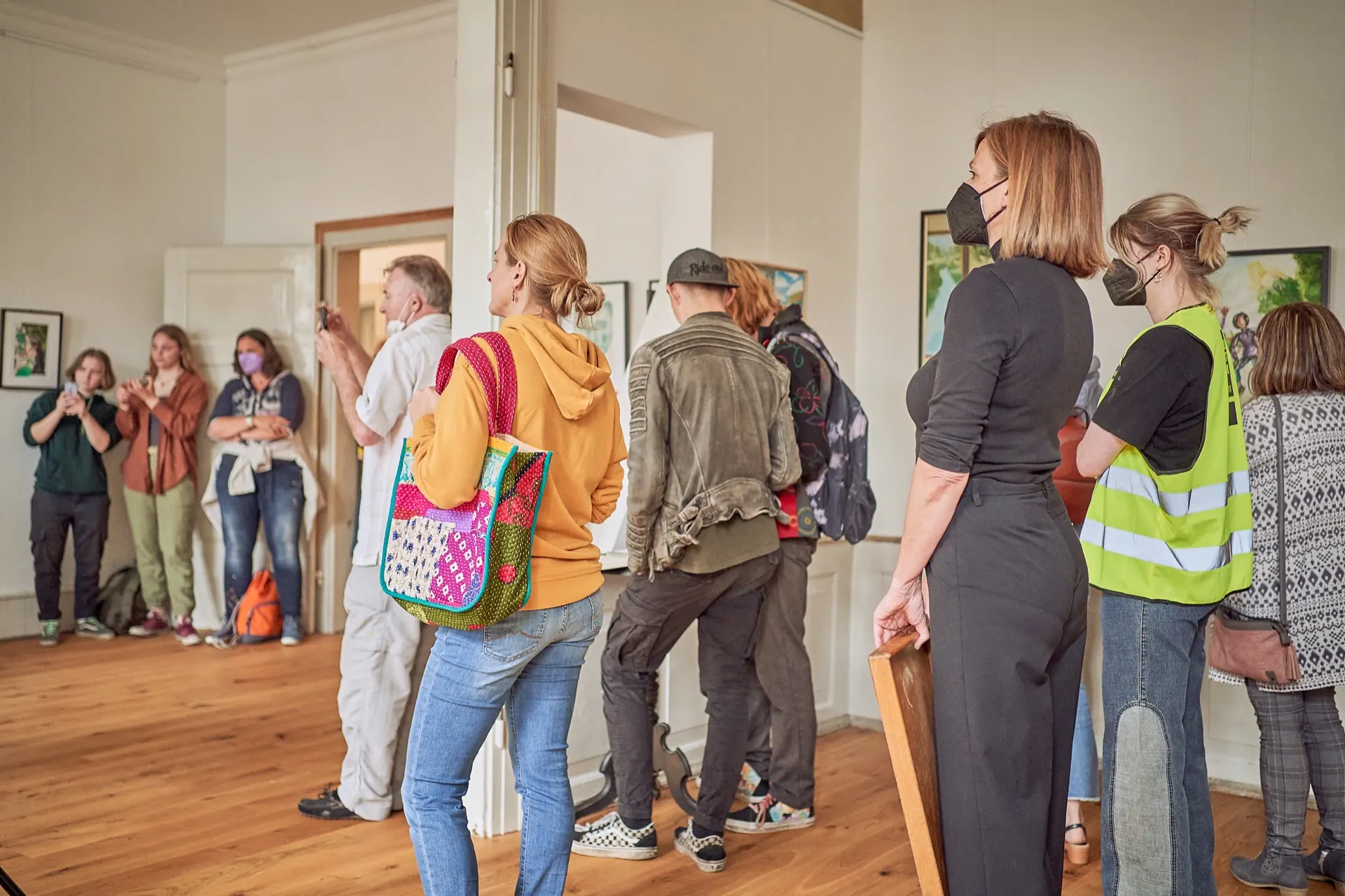 Ausstellungsraum im Erdgeschoss mit gerahmten Arbeiten an den Wänden.